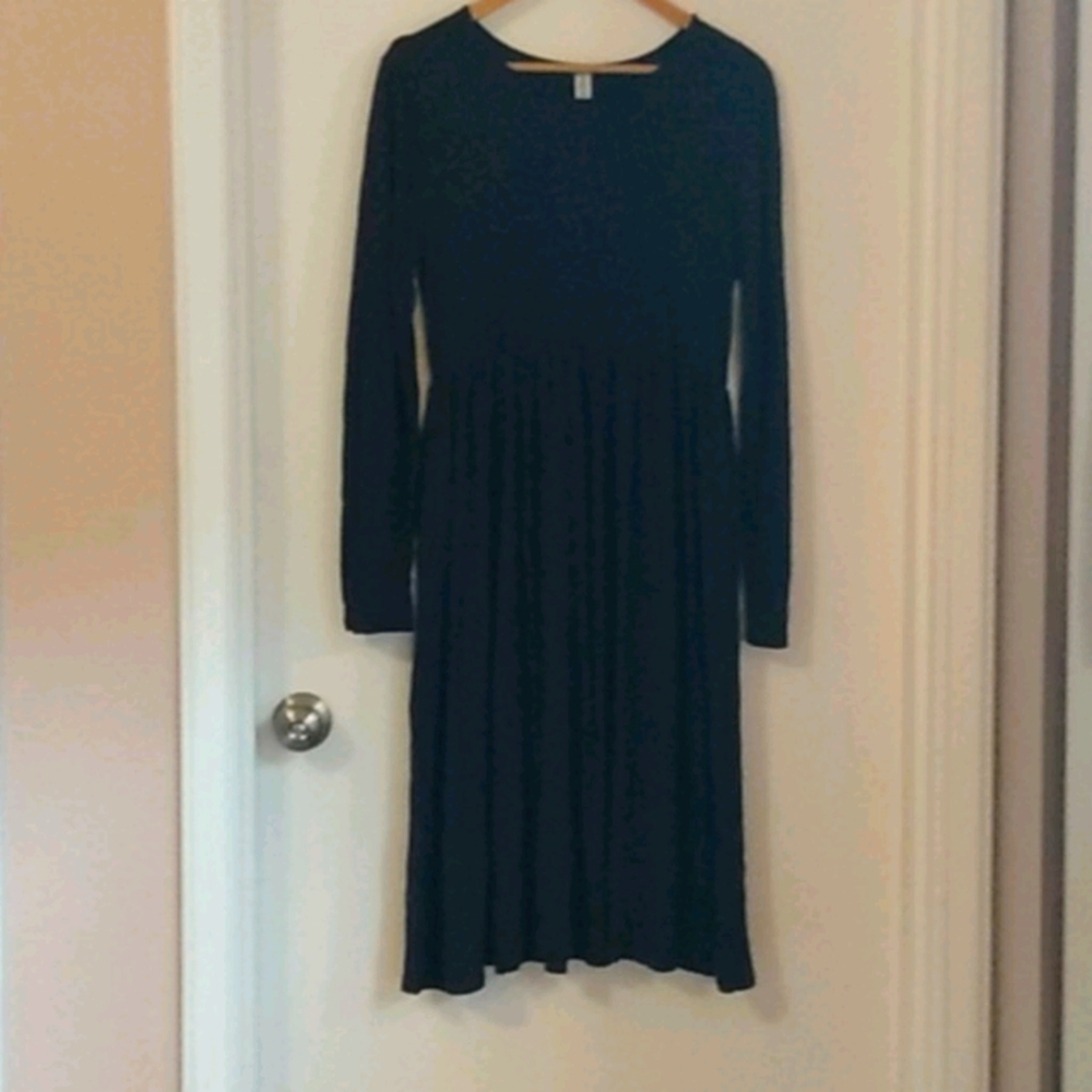 Flattering dark navy dress, pockets